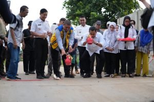 Bupati Banyuasin Askolani meresmikan ruas jalan di Kecamatan Talang Kelapa bersama jajaran pemerintah daerah