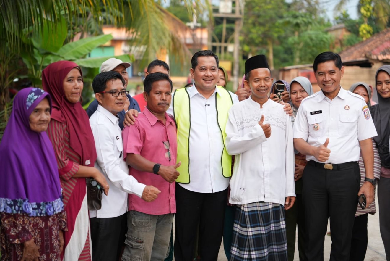 Bupati Banyuasin Askolani meresmikan ruas jalan di Kecamatan Talang Kelapa