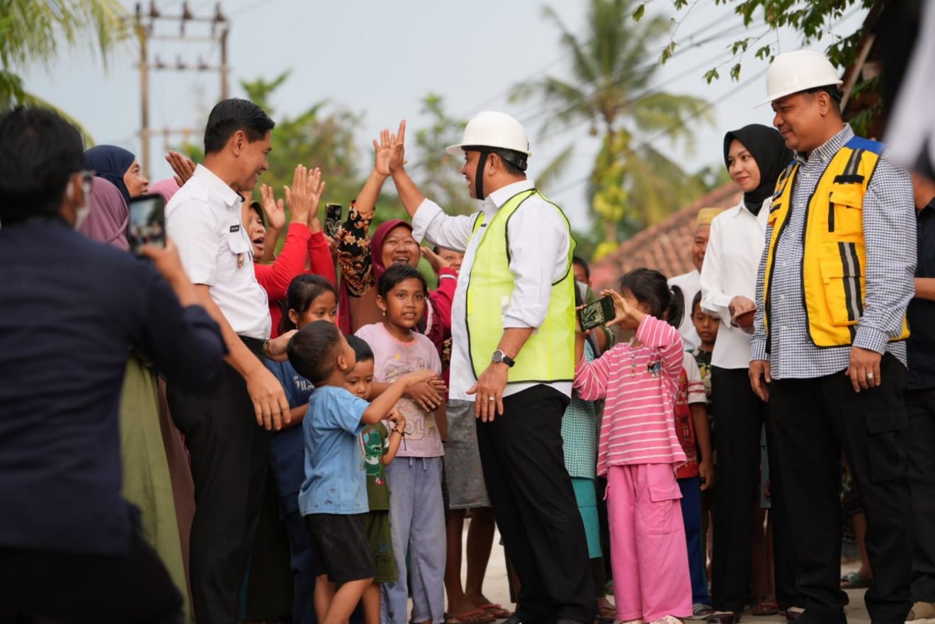 Bupati Banyuasin Askolani berfoto bersama warga usai peresmian jalan di Talang Kelapa
