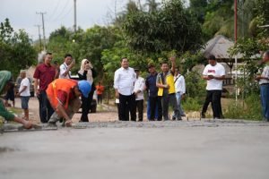 Bupati Banyuasin Askolani meninjau pembangunan jalan poros di Air Batu Jaya, Talang Kelapa