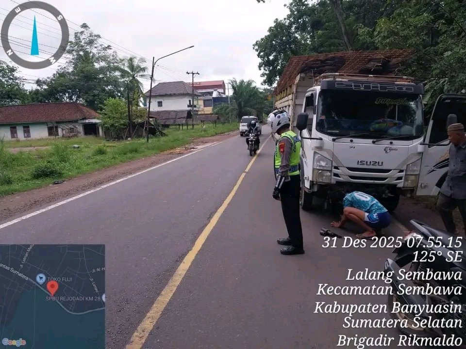 Petugas Satlantas Polres Banyuasin mengatur arus lalu lintas akibat truk mogok di Jalintim KM 29 Sembawa
