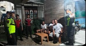 Personel Sat Samapta Polres Banyuasin melakukan patroli malam untuk menjaga keamanan dan ketertiban masyarakat.