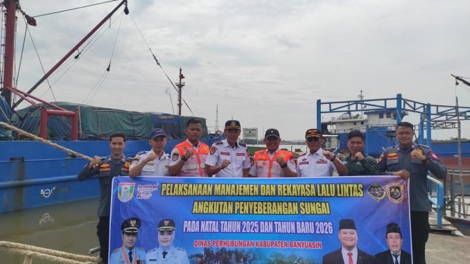 Petugas Dinas Perhubungan Banyuasin melaksanakan manajemen dan rekayasa lalu lintas angkutan penyeberangan sungai di Pelabuhan Sungai Gasing