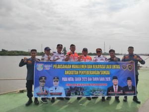 Petugas Dinas Perhubungan Banyuasin melaksanakan manajemen dan rekayasa lalu lintas angkutan penyeberangan sungai di Pelabuhan Sungai Gasing.