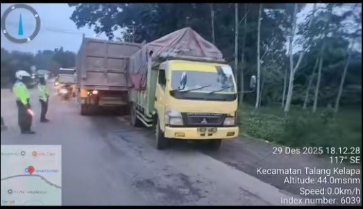 Evakuasi truk mogok di Jalintim KM 20 Kecamatan Talang Kelapa oleh Satlantas Polres Banyuasin