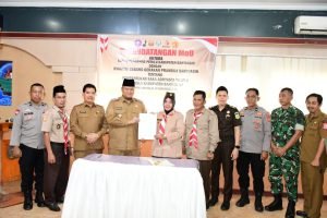 Foto bersama Sekda Banyuasin Erwin Ibrahim usai penandatanganan MoU Saka Adhyasta Pemilu Kabupaten Banyuasin 2025