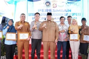 Sekda Banyuasin bersama Kapolres Banyuasin menyerahkan penghargaan dalam rangka peresmian SPPG I Polres Banyuasin di Kecamatan Suak Tapeh.