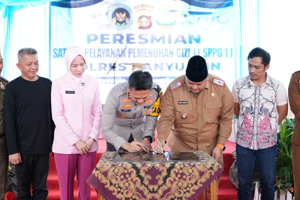 Sekda Banyuasin bersama Kapolres Banyuasin melakukan penandatanganan peresmian SPPG I Polres Banyuasin di Kecamatan Suak Tapeh.