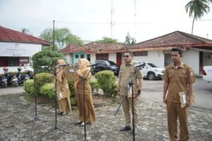 Aparatur Kecamatan Talang Kelapa mengikuti apel mingguan di halaman Kantor Camat Talang Kelapa.