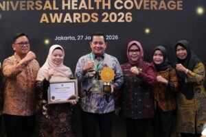 Bupati Banyuasin menerima penghargaan UHC Kategori Madya di acara Universal Health Coverage (UHC) Awards 2026 di Jakarta