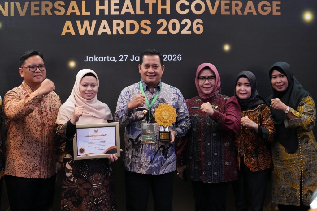 Bupati Banyuasin menerima penghargaan UHC Kategori Madya di acara Universal Health Coverage (UHC) Awards 2026 di Jakarta