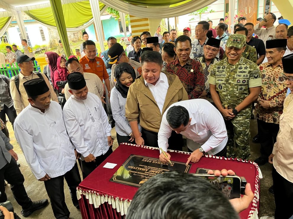 Bupati Banyuasin dan Gubernur Sumatera Selatan meresmikan Jalan Sangaji di Desa Pulau Harapan, Kecamatan Sembawa.