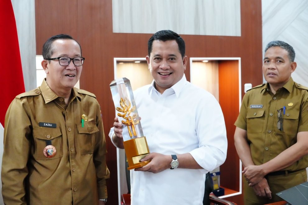 Bupati Banyuasin Askolani menerima piala penghargaan terkait kinerja pengelolaan lingkungan dan program Adiwiyata di Pangkalan Balai.