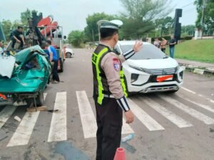 Petugas Satlantas Polres Banyuasin mengatur arus lalu lintas saat penanganan lakalantas minibus di Jalan Kompleks Pemkab Banyuasin