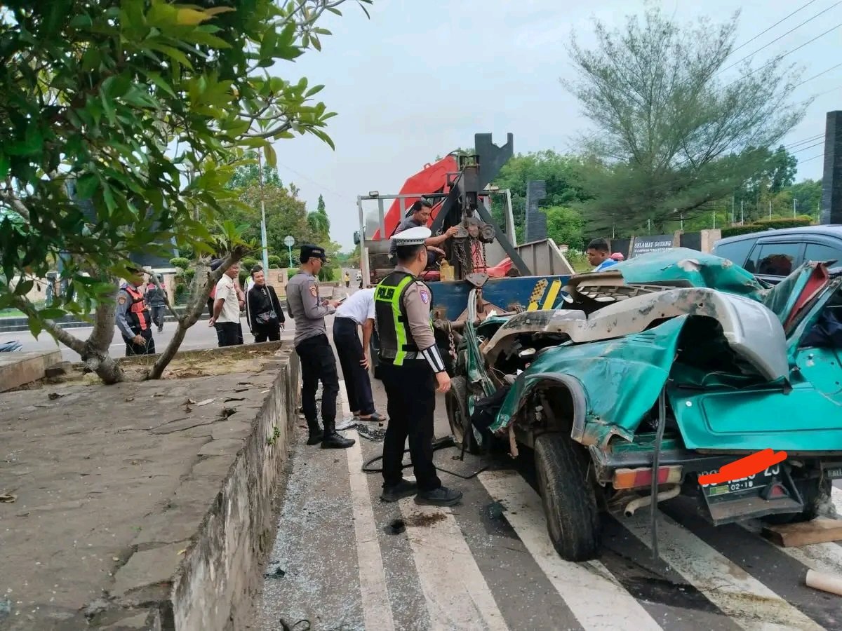 Petugas Satlantas Polres Banyuasin mengatur arus lalu lintas saat penanganan lakalantas minibus di Jalan Kompleks Pemkab Banyuasin