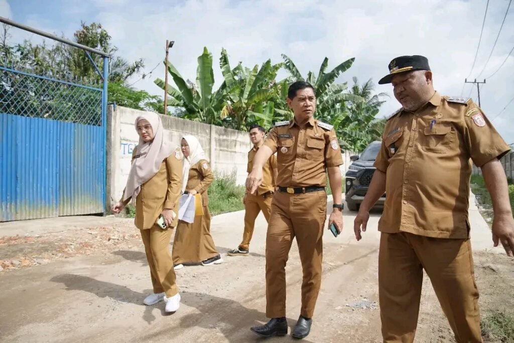Camat Talang Kelapa bersama tim melakukan monitoring peningkatan jalan di Kecamatan Talang Kelapa, Kabupaten Banyuasin.