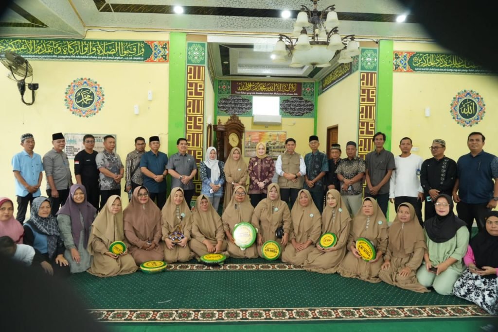 Wakil Bupati Banyuasin Netta Indian berdialog dengan warga saat peninjauan lokasi Cluster Perumahan CGC di wilayah Banyuasin.