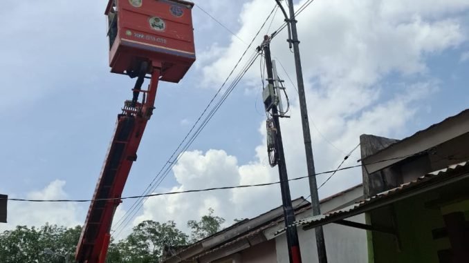 Perbaikan lampu penerangan jalan umum PJU Dishub Banyuasin di Desa Tanjung Agung dan Desa Reban Gajah Kecamatan Banyuasin III
