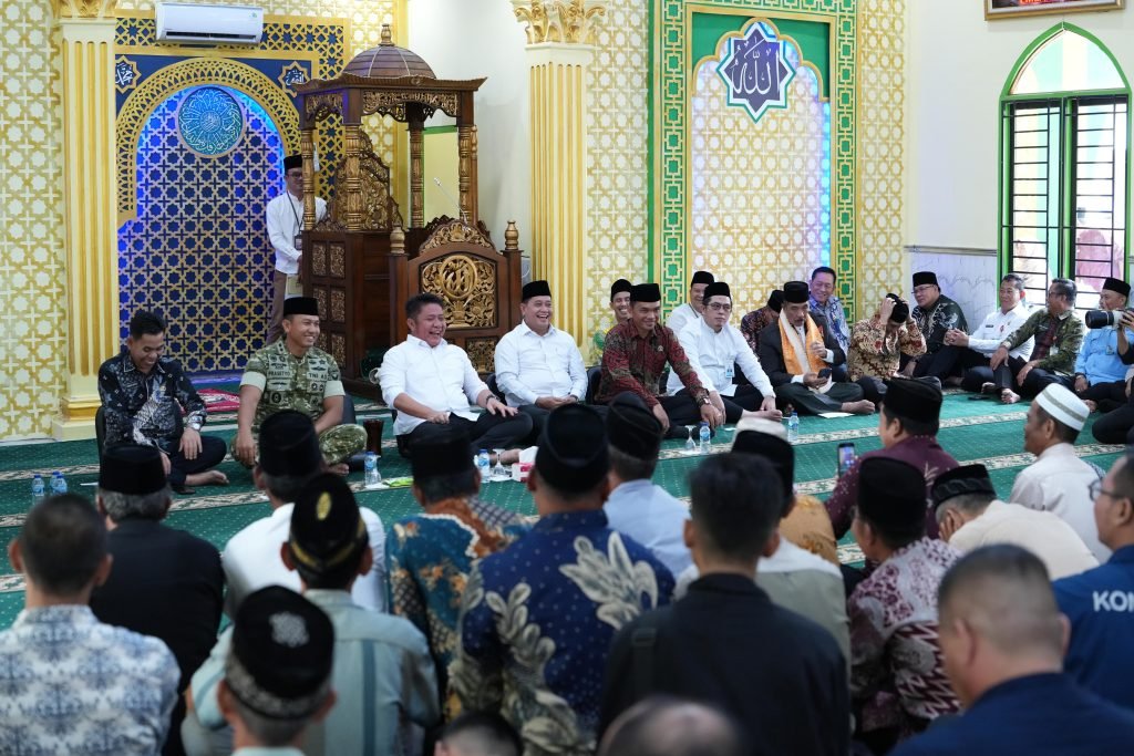 Bupati Banyuasin dan Gubernur Sumatera Selatan meresmikan Jalan Sangaji di Desa Pulau Harapan, Kecamatan Sembawa.