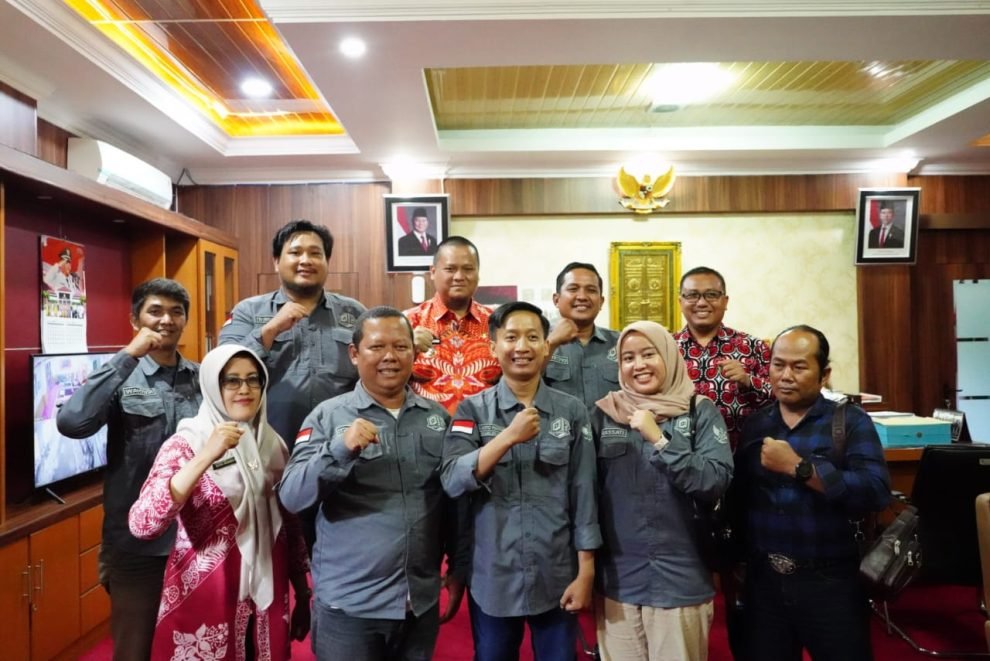 Sekretaris Daerah Banyuasin Erwin Ibrahim bersama pengurus Pro Jurnalis Media Siber (PJMS) saat audiensi di Pangkalan Balai.