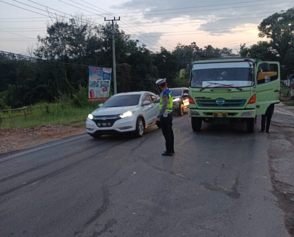 Petugas Satlantas Polres Banyuasin mengatur arus lalu lintas akibat truk mogok di Jalintim KM 17 Talang Kelapa