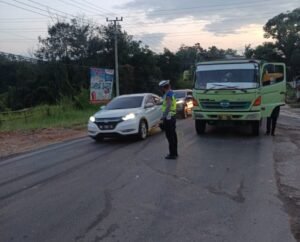 Petugas Satlantas Polres Banyuasin mengatur arus lalu lintas akibat truk mogok di Jalintim KM 17 Talang Kelapa