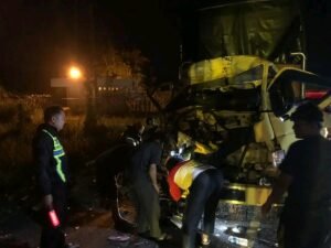 Petugas Satlantas Polres Banyuasin melakukan penanganan kecelakaan truk di Jalintim KM 58 Desa Durian Daun