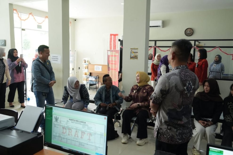 Wakil Bupati Banyuasin Netta Indian berdialog dengan warga saat meninjau Pelayanan Terpadu Kabupaten Banyuasin di kawasan CGC, Kecamatan Talang Kelapa.