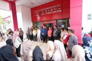 Sekda Banyuasin memimpin sidak disiplin ASN di Disdukcapil Kabupaten Banyuasin Pangkalan Balai pada hari pertama kerja