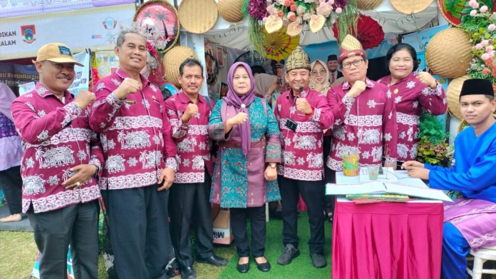 Jajaran Dikbud Banyuasin berfoto di stand pameran dengan dekorasi budaya pada kegiatan BPMP di Indralaya, Ogan Ilir.