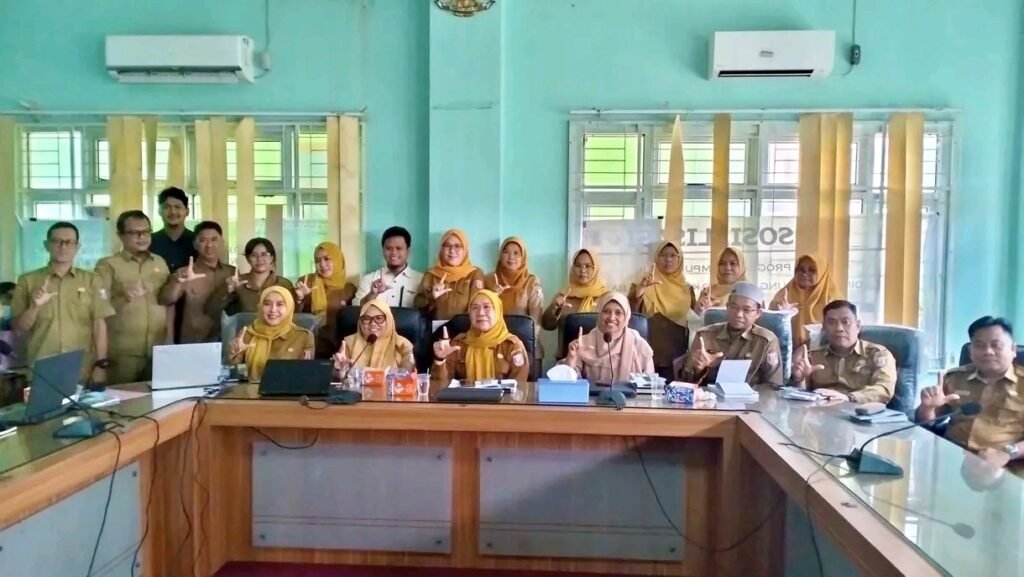 Peserta diskusi persiapan konsultasi publik dokumen RPPEG Kabupaten Banyuasin di ruang rapat DLH