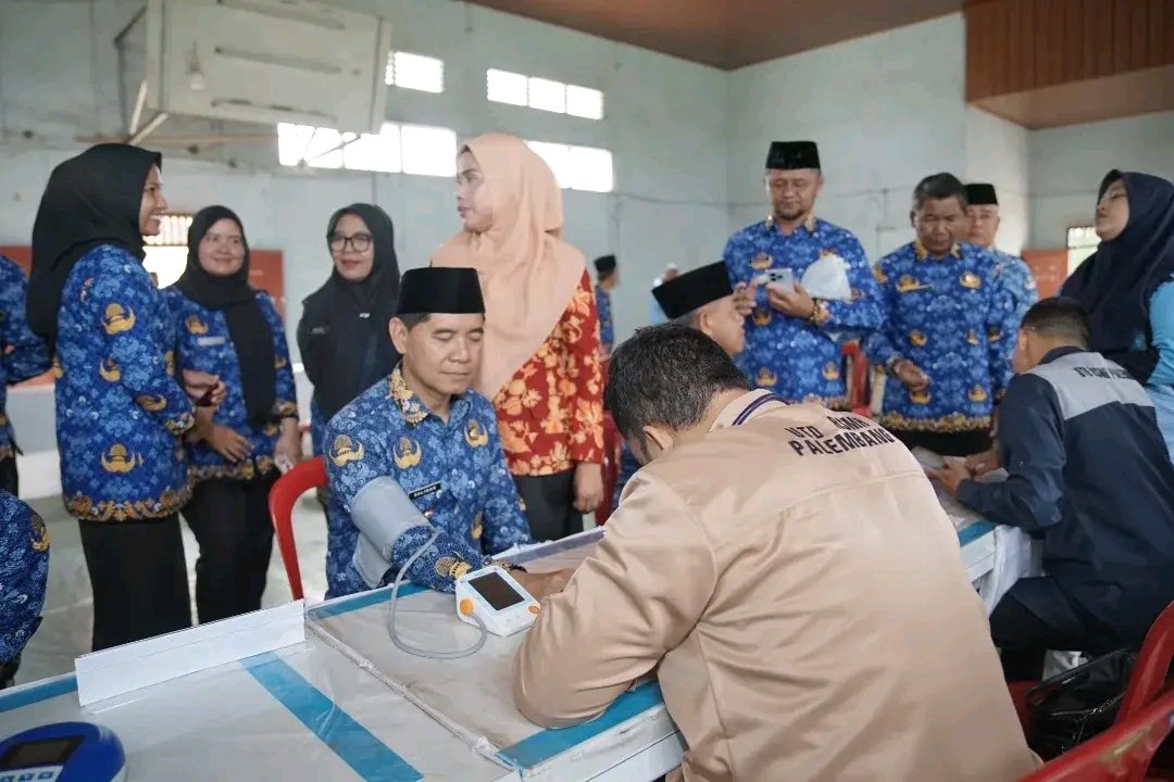 Aparatur dan warga mengikuti donor darah di Kantor Camat Talang Kelapa, Banyuasin