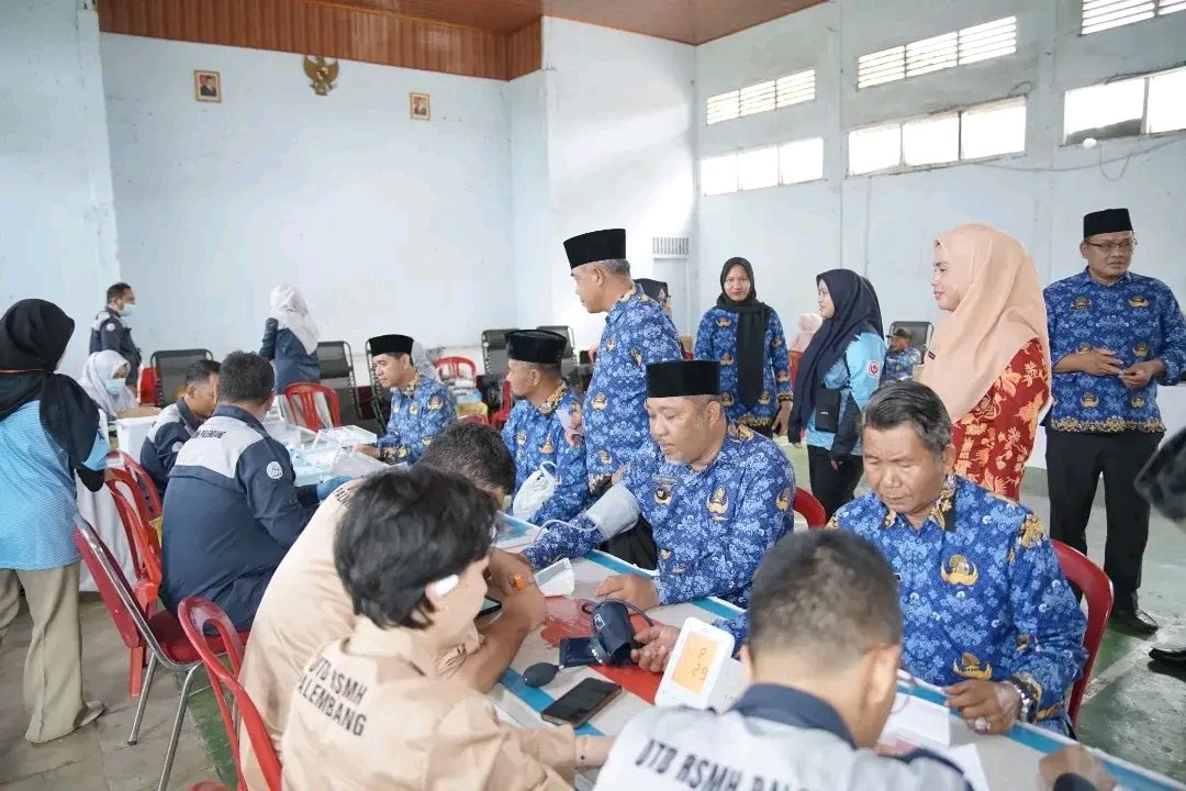 Suasana pelayanan donor darah di Kantor Camat Talang Kelapa melibatkan aparatur dan warga