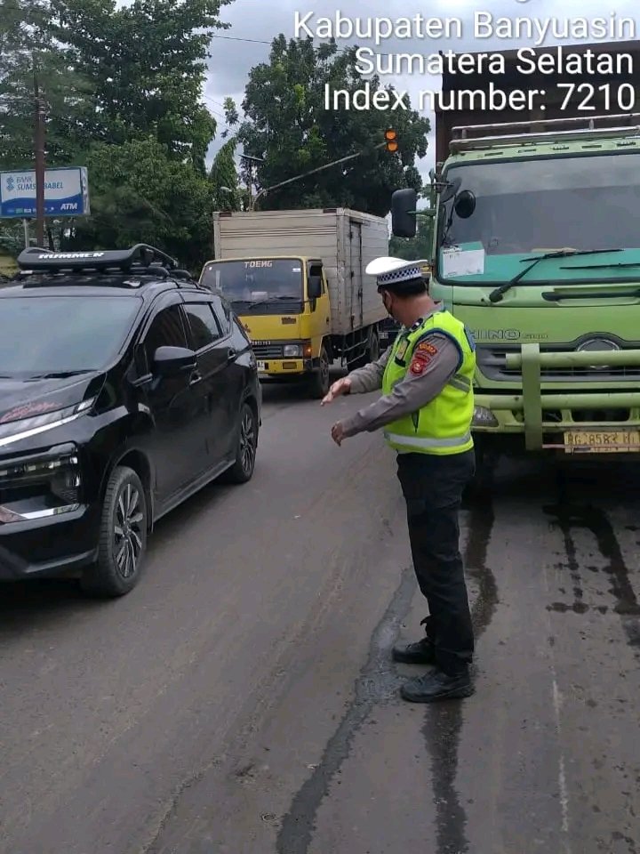Petugas Satlantas Polres Banyuasin mengatur arus lalu lintas akibat dumptruck mogok di Jalintim KM 17 Sukamoro Talang Kelapa