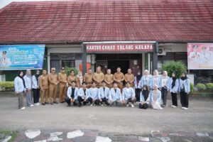 Mahasiswa KKN UIN Raden Fatah Palembang bersama aparatur di depan Kantor Camat Talang Kelapa, Banyuasin