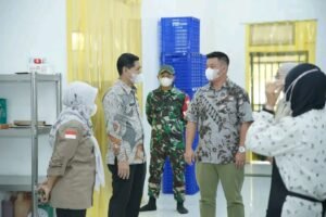 Camat Talang Kelapa Salinan berdialog dengan pengelola saat monitoring Dapur SPPG Kelurahan Air Batu, Kecamatan Talang Kelapa, Banyuasin (22/1/2026).