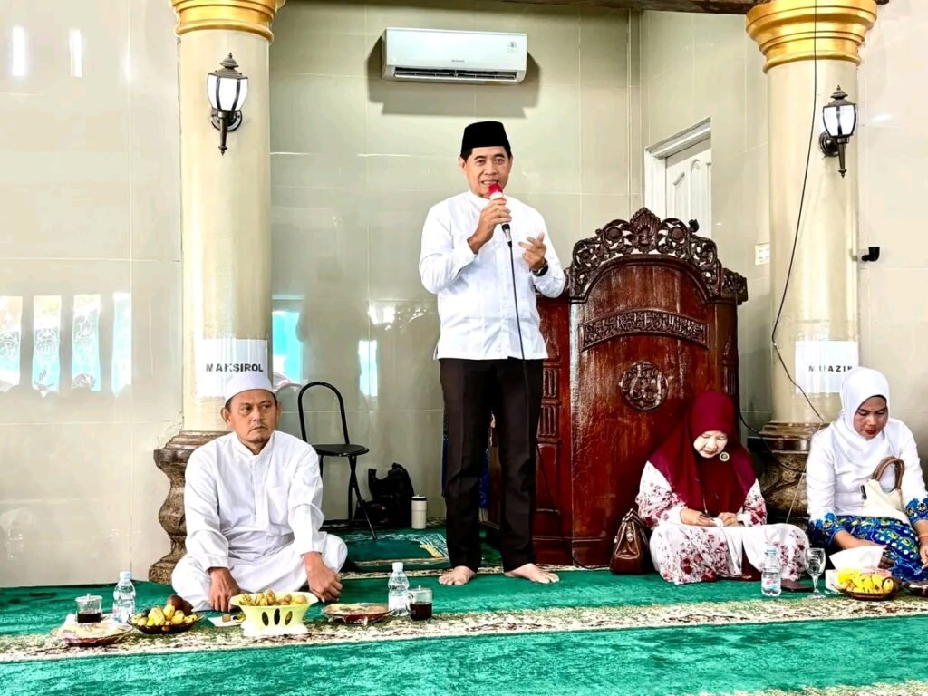 Ustaz menyampaikan tausyiah saat pengajian bulanan BKMT Kelurahan Kenten di Masjid Ash-Shaff, Perumahan Puspasari, Talang Kelapa, Banyuasin.