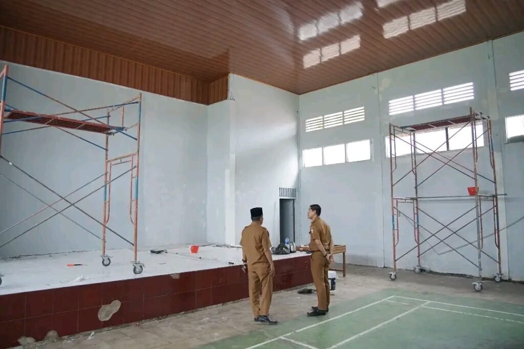 Peninjauan pengecatan dinding Gedung Pemuda di Kantor Camat Talang Kelapa, Banyuasin