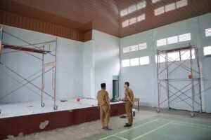 Peninjauan pengecatan dinding Gedung Pemuda di Kantor Camat Talang Kelapa, Banyuasin