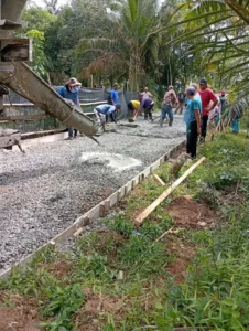 Warga melakukan pengecoran Jalan Balong RT 05 Dusun 06 Desa Purwosari, Kecamatan Sembawa, dengan bantuan mobil molen