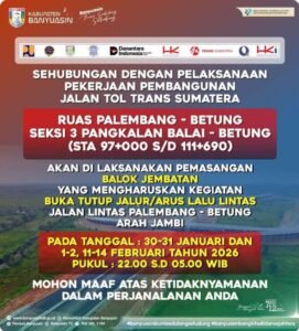 Pengumuman penutupan Jalintim KM 70–71 Betung Banyuasin akibat pemasangan balok jembatan Tol Trans Sumatera.