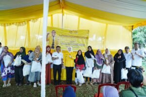 Warga menerima bantuan sembako pada kegiatan penyaluran di Desa Sungai Pinang, Kecamatan Rambutan, Kabupaten Banyuasin