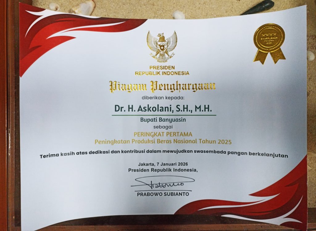 Piagam penghargaan dari Presiden Republik Indonesia kepada Bupati Banyuasin atas capaian peningkatan produksi beras nasional tahun 2025.
