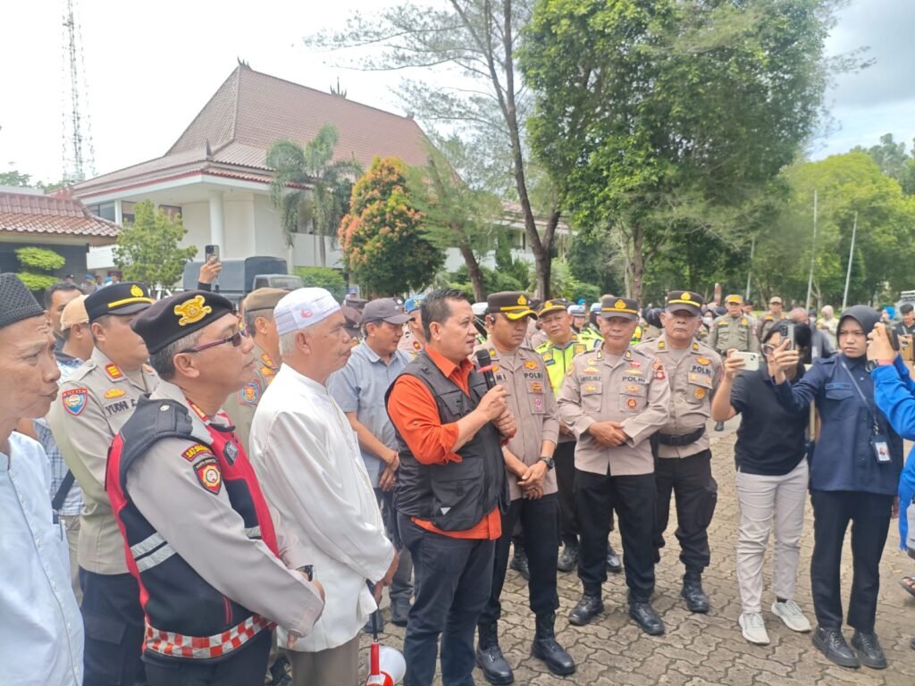 Personel Polres Banyuasin memantau dan mengamankan aksi unjuk rasa “Masyarakat Banyuasin I Bergerak” di halaman Kantor Bupati Banyuasin, Pangkalan Balai.