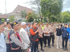 Personel Polres Banyuasin memantau dan mengamankan aksi unjuk rasa “Masyarakat Banyuasin I Bergerak” di halaman Kantor Bupati Banyuasin, Pangkalan Balai.