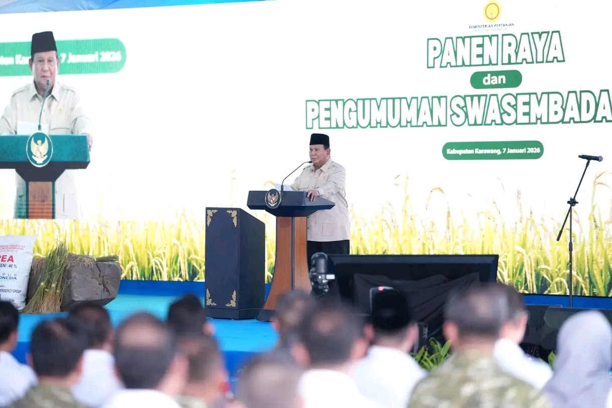 Presiden Prabowo Subianto menyampaikan pidato pada acara panen raya dan pengumuman swasembada pangan nasional di Karawang.