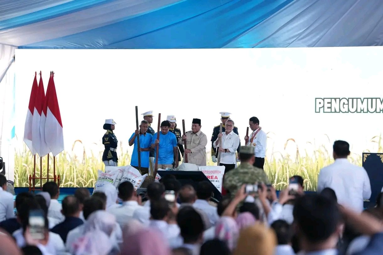 Presiden Prabowo Subianto bersama kepala daerah saat acara panen raya nasional dan pengumuman swasembada pangan.