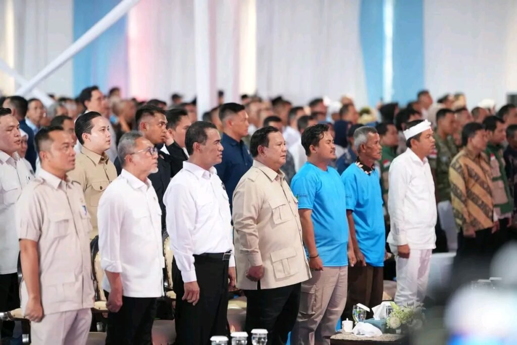 Presiden Prabowo Subianto bersama kepala daerah saat acara panen raya nasional dan pengumuman swasembada pangan.