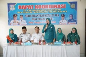 Ketua TP PKK Kecamatan Talang Kelapa memimpin rapat koordinasi TP PKK sekaligus pelantikan Ketua TP PKK Desa Talang Buluh di Kantor Camat Talang Kelapa, Banyuasin (21/1/2026).