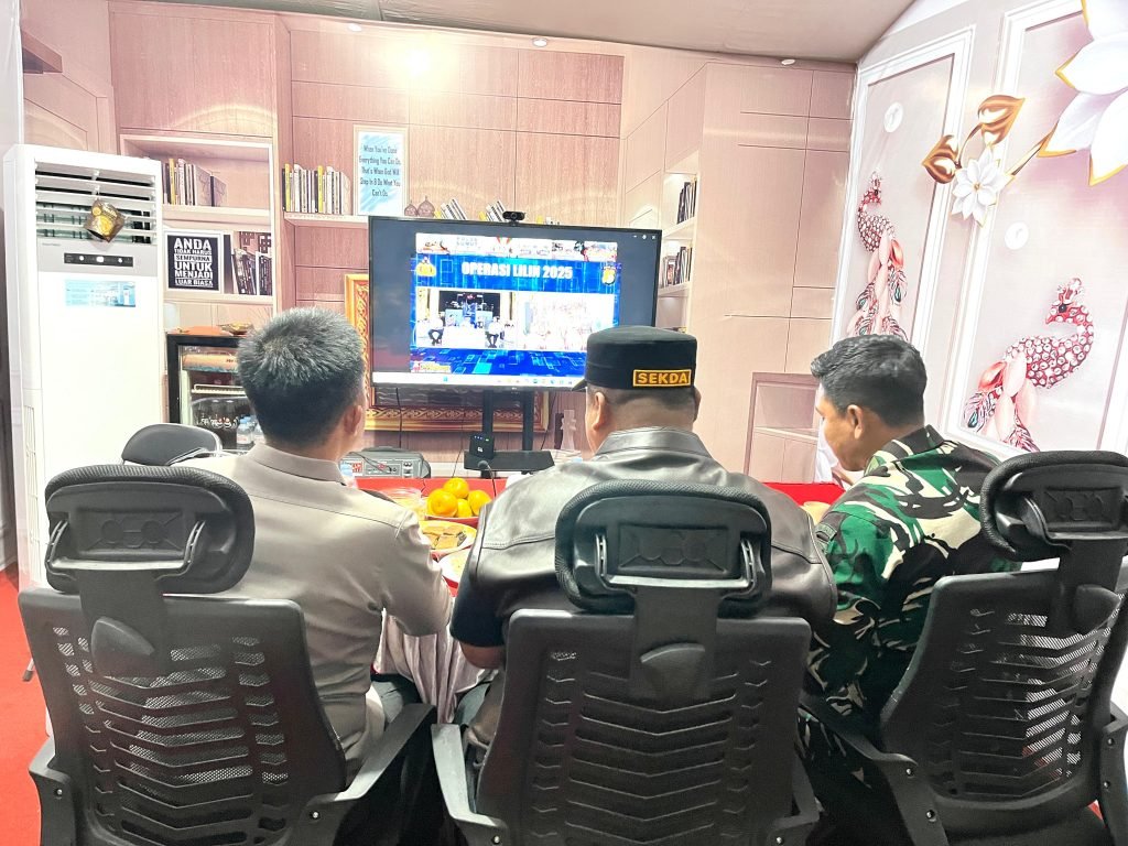 Sekda Banyuasin bersama Forkopimda mengikuti zoom meeting sitkamtibmas jelang Tahun Baru 2026 di Pos Pengamanan Talang Kelapa